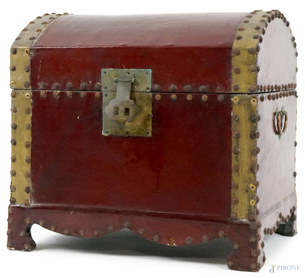 Bauletto in legno laccato rosso, cm h 38,5x32,5x40,5, inizi XX secolo, (difetti).