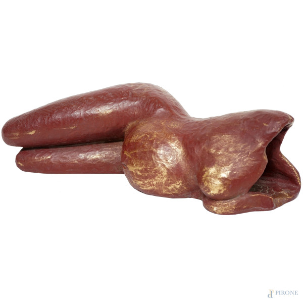 Nudo femminile, scultura in terracotta dipinta e dorata, cm 16x55x20, siglata