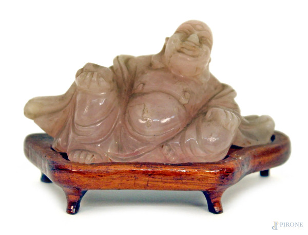 Budda, scultura in quarzo rosa poggiante su base in legno, H 4,5 cm.
