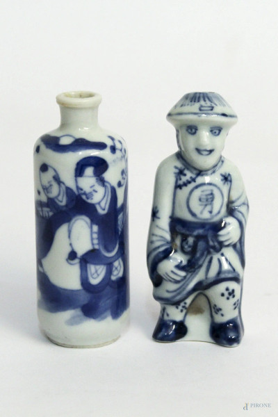 Lotto composto da due snuff bottles in porcellana bianca e blu, Cina XX sec., H 8 cm (difetti).