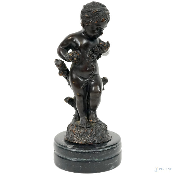 Scultura in metallo brunito raffigurante putto con grappoli d'uva, piedistallo in marmo, XX secolo, h cm 30 (difetti)