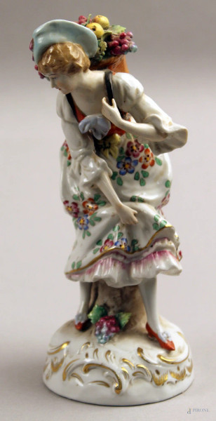 Fanciulla con cesta di fiori, scultura in porcellana policroma, marcata Capodimonte, 18,5 cm.