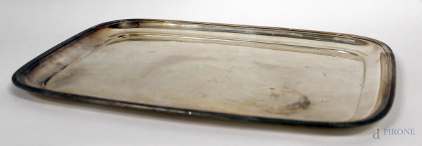 Vassoietto di linea rettangolare in argento, cm 35,5x26, gr. 670.