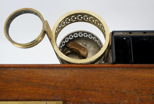 Tavolino da salotto o da fumo del XX secolo in legno montato su sostegno a quattro gambe con ruot...