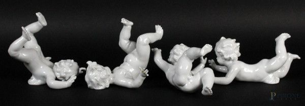Putti che giocano, quattro sculture in porcellana bianca, altezza max 12 cm, manifattura tedesca, XIX secolo, (lievi difetti)
