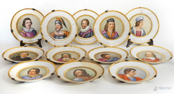 Collezione di 12 piatti in porcellana policroma raffiguranti Ritratti di Uomini illustri, XVIII-XIX secolo, diam. cm 21.5, (difetti e restauri)