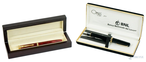 Lotto composto da una penna a sfera ed una penna stilografica Omas, entro custodie originali, (segni di utilizzo).