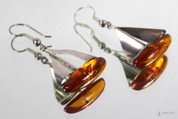 Orecchini in ambra e argento a forma di barca a vela, lunghezza cm. 6