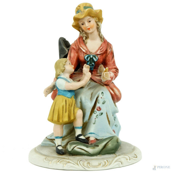 Donna con bambino, scultura policroma in biscuit, cm h 20,5, XX secolo.