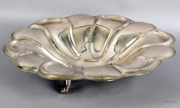 Centrotavola di linea tonda centinata in argento, poggiante su tre piedini, gr. 260, diametro 26,5 cm.