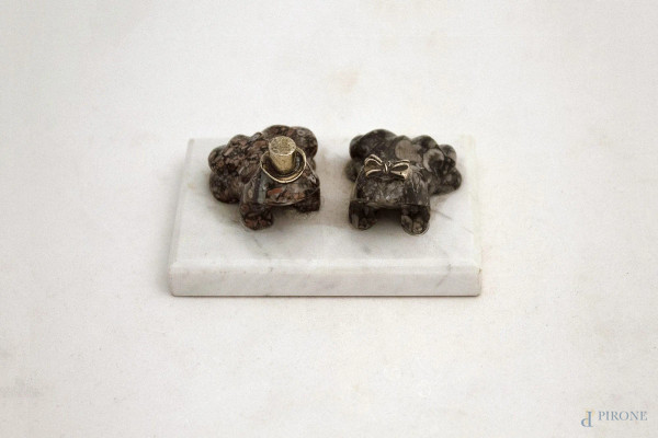 Fermacarte a forma di ranocchietti in granito finali in argento, base in marmo, h 5 cm.