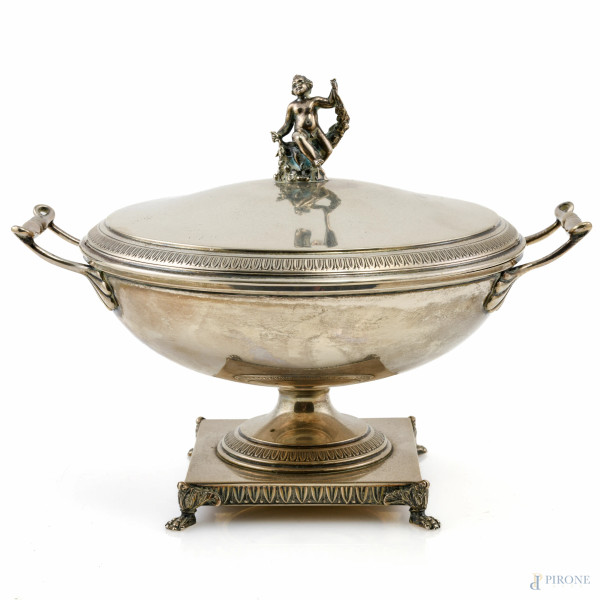 Alzatina in argento 800/000 con base quadrata poggiante su piedini ferini  con presa a guisa di putto, altezza cm 17, peso gr 800