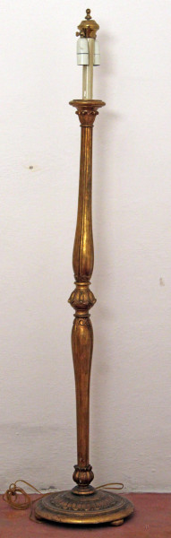 Lume a due luci dell'800 in legno intagliato e dorato,completo di paralume elettrificato