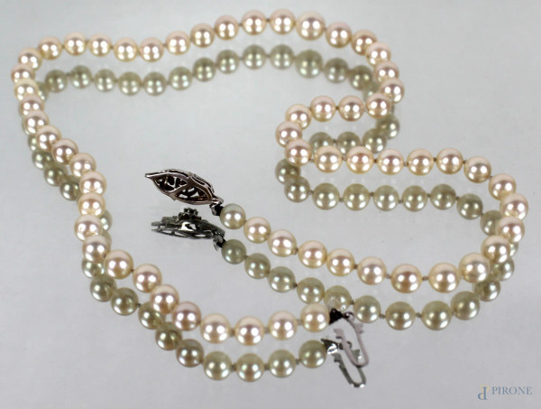 Collana di perle con chiusura in oro bianco e zaffiro, lunghezza cm 54.