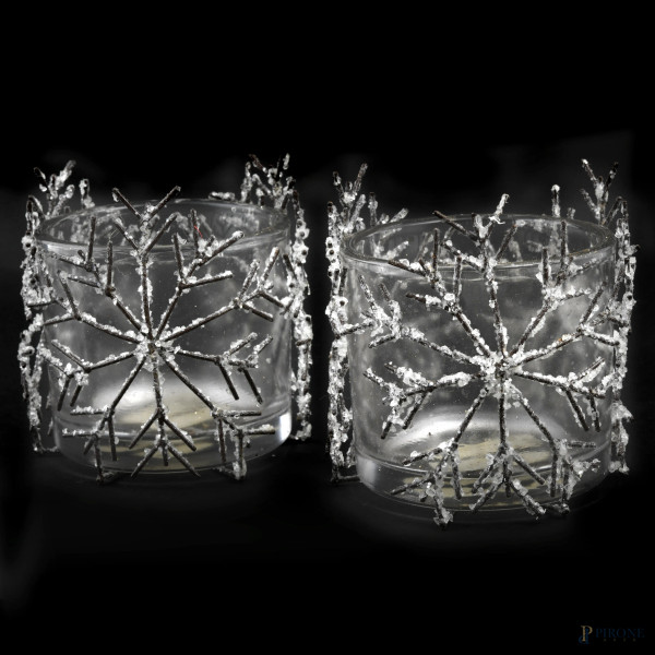 Coppia di portabottiglie in vetro con applicazioni di elementi a guisa di rami di abete, altezza cm 6, (segni di usura)