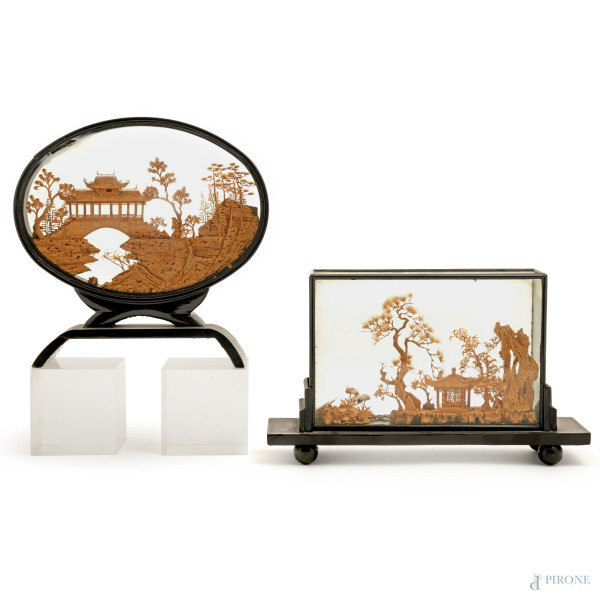 Lotto di due diorama cinesi in sughero entro teche in legno laccato nero, misura max cm 20x20 (difetti)