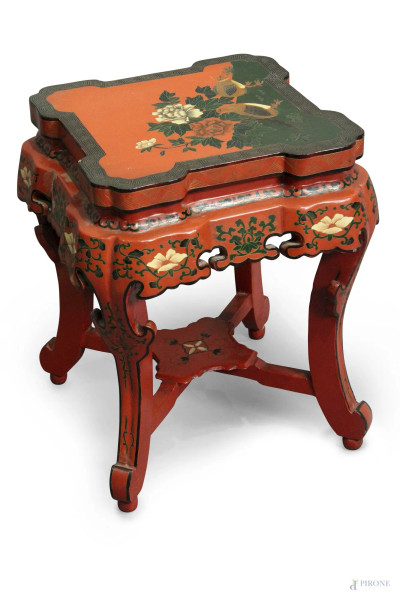 Basso tavolino in legno laccato rosso e dipinto, Cina, XX sec., H 50 cm.