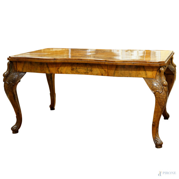 Tavolo in legno impiallacciato, XX secolo, gambe mosse scolpite a foggia di cigno, cm h 80x160x104 circa