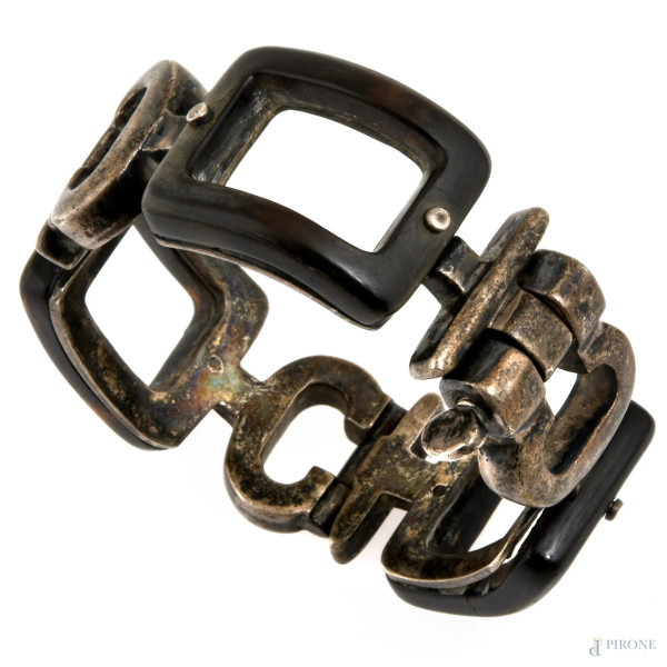 Bracciale rigido con struttura in argento e inserti in osso, peso complessivo gr 101,8, lunghezza cm 17