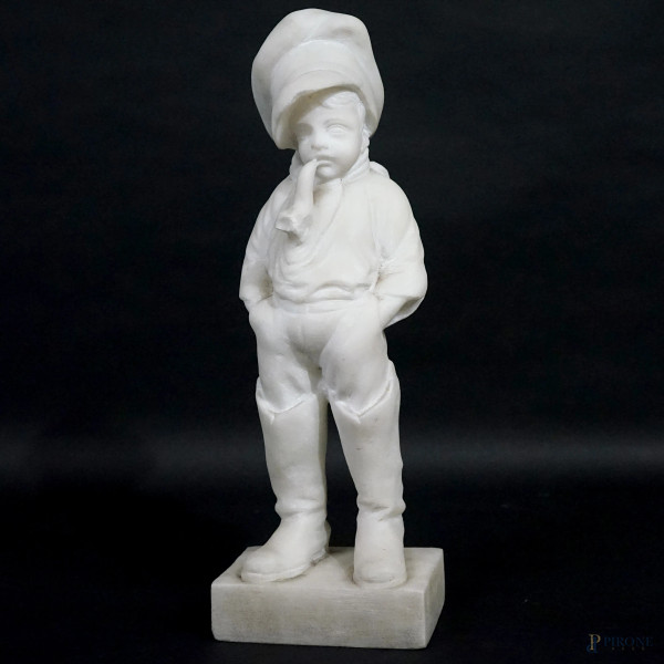 Bambino che fuma la pipa, marmo zuccherino, prima metà del XX secolo, h cm 37,5 (difetti)