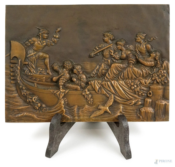 Piccola placca in bronzo raffigurante personaggi in gondola, XX secolo, cm h 14,5x20