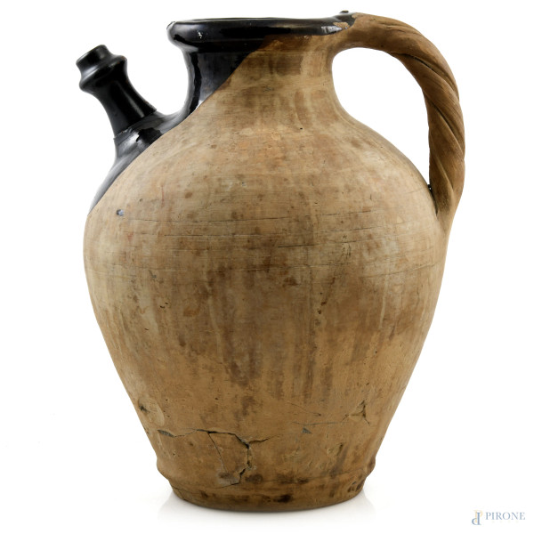 Versatoio monoansato in terracotta parzialmente smaltata, XX secolo, altezza cm 33,5, (segni di usura, sbeccature, scalfiture, difetti, rotture, restauri)