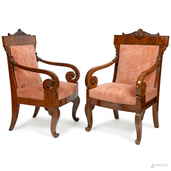 Coppia di poltrone in piuma di mogano con gambe mosse ed elemento apicale intagliato. Seduta e schienale imbottito e rivestito in tessuto rosso, XIX secolo, cm 107x64x60 (rotture, segni di usura)