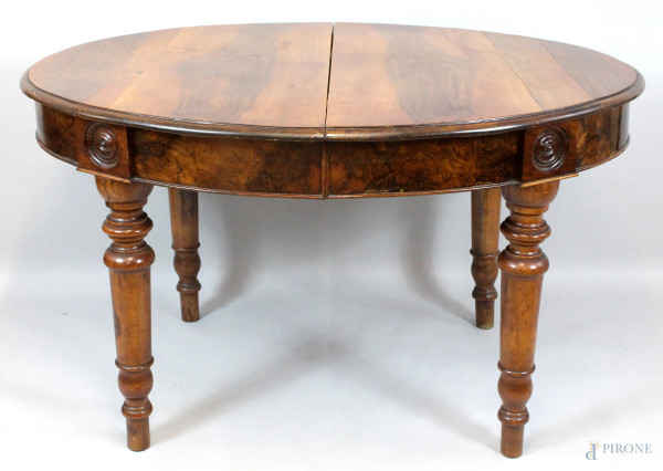 Tavolo allungabile dell&#39;800, di  linea ovale poggiante su quattro gambe tornite, altezza 78x134x103 cm., XIX secolo.