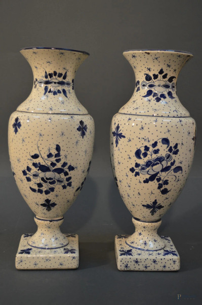 Coppia vasi in porcellana chiara a decoro blu, Olanda periodo liberty, h. 31 cm.