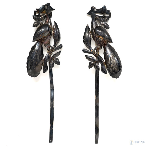 Lotto di due pavoni realizzati a lamina di argento 999/000, misure cm 26x6, peso complessivo gr 120, (difetti e segni di ossidazione)
