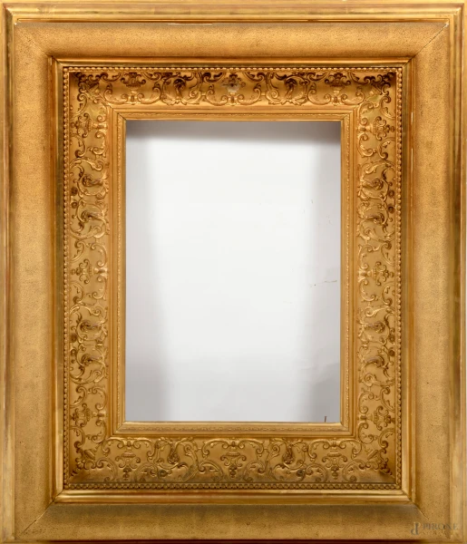 Cornice in legno intagliato e dorato, seconda metà del XIX secolo, cm 116x96; battente cm 65x45, (difetti)