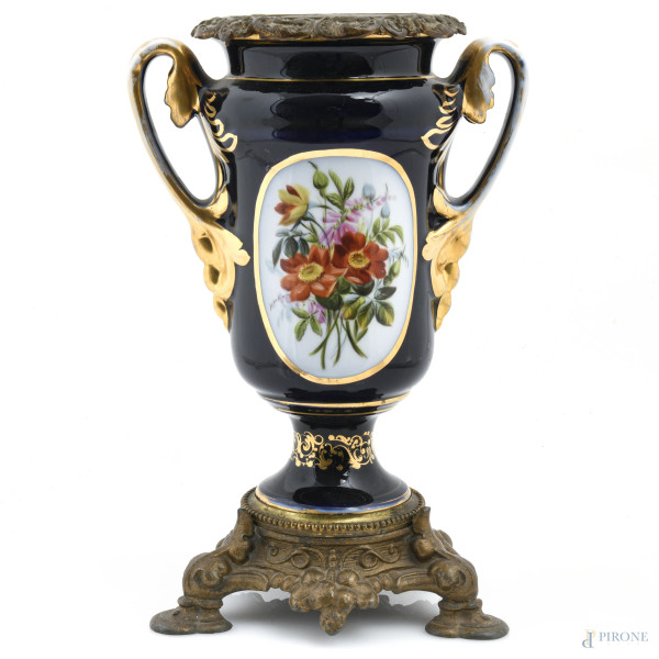 Vaso in porcellana nei toni del e dell'oro con decori floreali. Orlo e base in metallo dorato, XX secolo, altezza cm 33, (segni di usura, perdite di smalto e doratura)