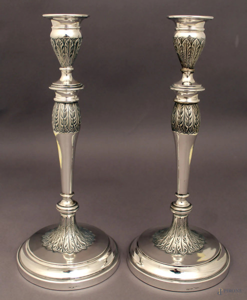Coppia di candelieri ad una luce in argento con particolari cesellati, H 30,5 cm, gr. 790.