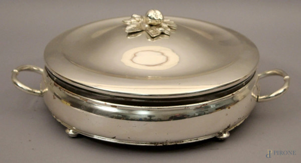 Legumiera in metallo argentato con manici e frutto a rilievo, completa di vaschetta in vetro, H 12 cm, diametro 35 cm.