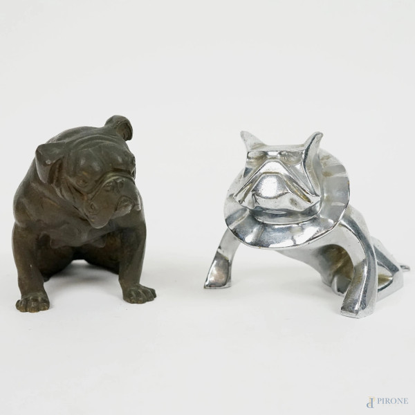 Due Bulldog in bronzo e acciaio cromato, XX secolo, altezza max cm 8,5