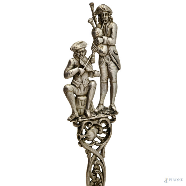 Lotto di due posate da portata in argento finemente cesellato con prese raffiguranti popolani che...