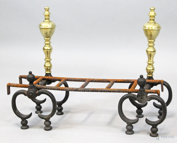 Coppia di alari da camino in ferro battuto e bronzo dorato, particolari incisi, cm h 38, XX secolo.