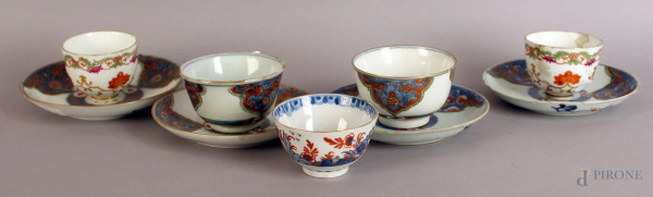 Lotto di cinque tazzine e quattro piattini in porcellana dipinta di epoche e manifatture diverse H. max. 4,5 cm,(restauri)
