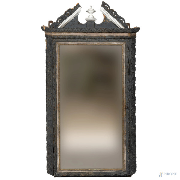 Edicola a bacheca vetrata con struttura in legno intagliato, dipinto e dorato, XX secolo, cm 94x46x21, (segni di usura, difetti, scalfiture, fori di tarlo, perdita di vernice, fessurazioni, mancanze)