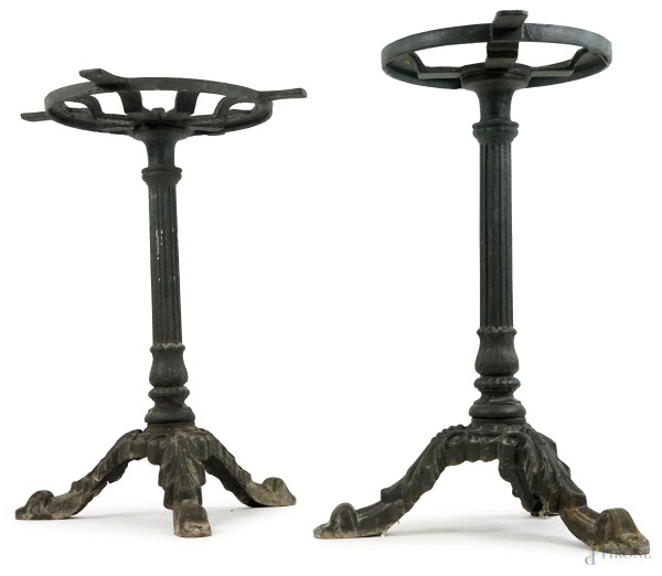 Due grandi basi per tavoli in ghisa, cm h 74x51,5, fine XIX secolo, (difetti).