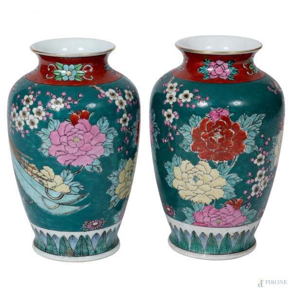 Coppia di vasi cinesi in porcellana con decoro policromi a pavoni tra rami fioriti. Cina, XX seco...