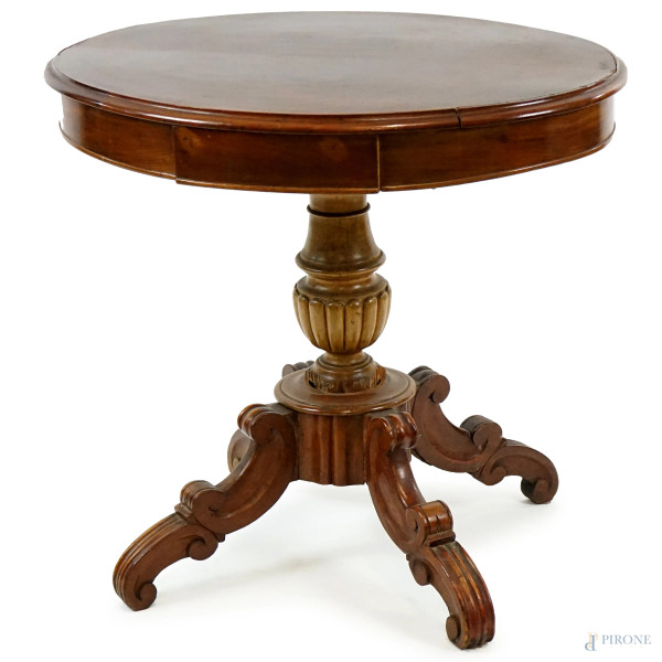 Tavolino ovale in mogano, XIX secolo, un cassetto nella fascia, montante a balaustro poggiante su quattro gambe mosse, cm h 67x73,5x53,5, (difetti).