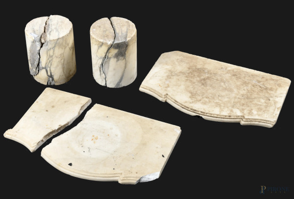 Lotto composto da 4 elementi in marmo: 2 piani in marmo, XX secolo, cm 2x49x31, (difetti e rotture); 2 basette in marmo, XX secolo, cm 20x16x16, (difetti, rotture, mancanze)