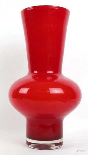 Vaso in vetro di Murano, XX secolo, in pasta di vetro rosso incamiciato bianco opalino, alt. cm 36