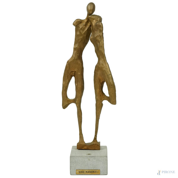 Nino Mandrici - Amanti, scultura in bronzo, cm h 32, base recante placca con il nome dell'artista.