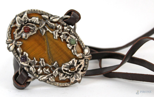 Cintura da donna con doppio cordoncino in cuoio e fibbia ovale in metallo argentato, occhio di tigre e varie pietre pregiate incastonate, lunghezza cm 95, (segni del tempo).