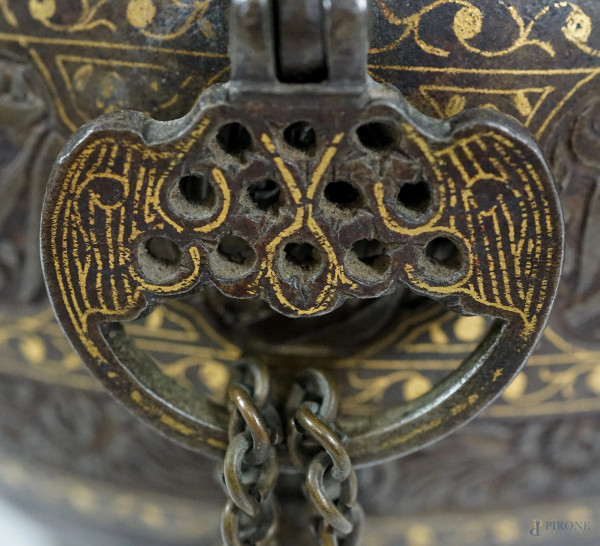 Kashkul in bronzo, finemente cesellato con decori a motivi floreali e a fasce calligrafiche, mani...