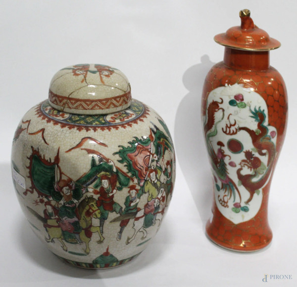 Lotto di un vasetto ed una potiche in porcellana e maiolica, arte orientale, h. 32 - h. 25 cm, (rotture)