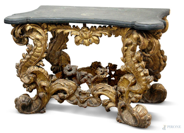 Consolle barocco-romana del &#39;600 in legno dorato e intagliato, gambe legate da traverse con piano in legno laccato postumo, cm 94 x 132 x 70.