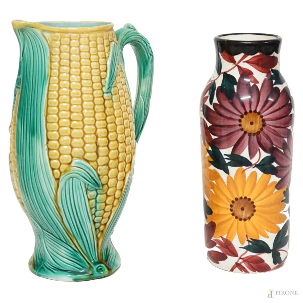 Lotto composto da un vaso ed una brocca in ceramica policroma, manifatture diverse, XX secolo, h max cm 23